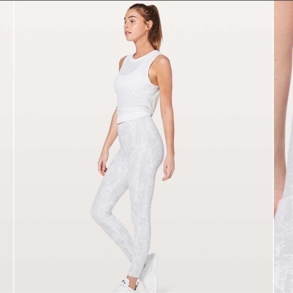 Lululemon Speed Up Tight *Full-On Luxtreme 28"
Eternal Wave White Size 8 - Picture 1 of 14